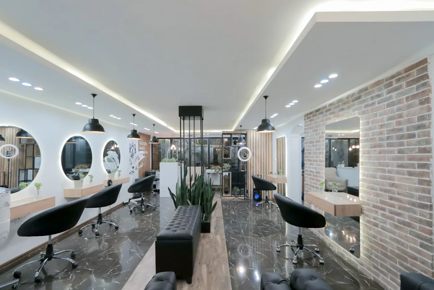 Interior del estudio BAK Pro Nails, moderno y elegante