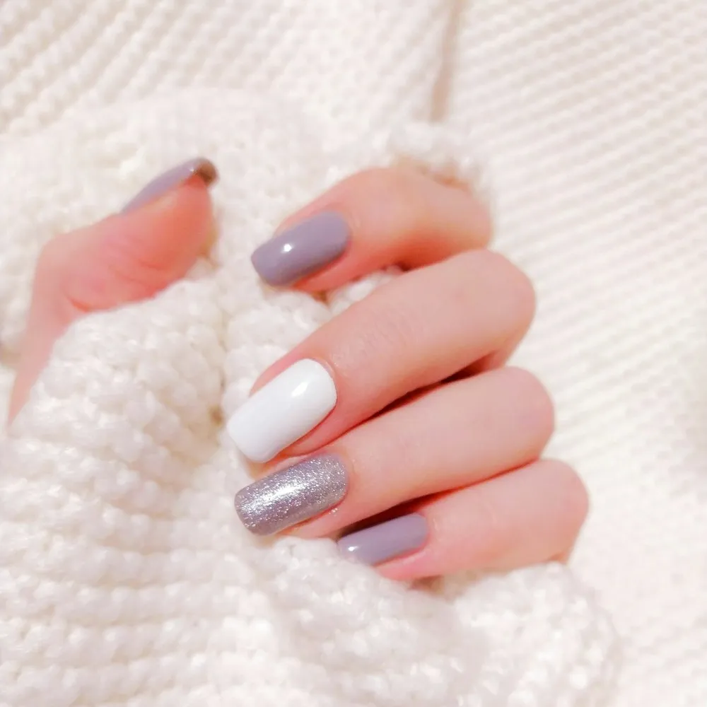 Manicura semipermanente en tonos neutros con brillo
