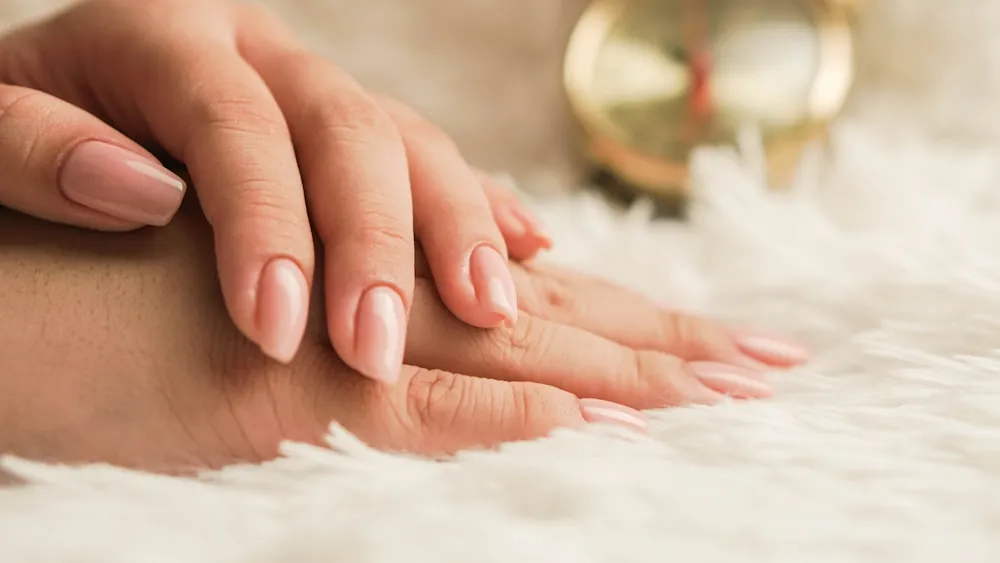 Uñas en tono nude natural con acabado pulido