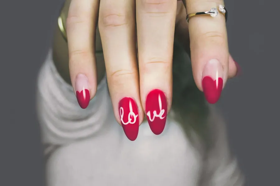 Nail art en rojo con diseño tipográfico