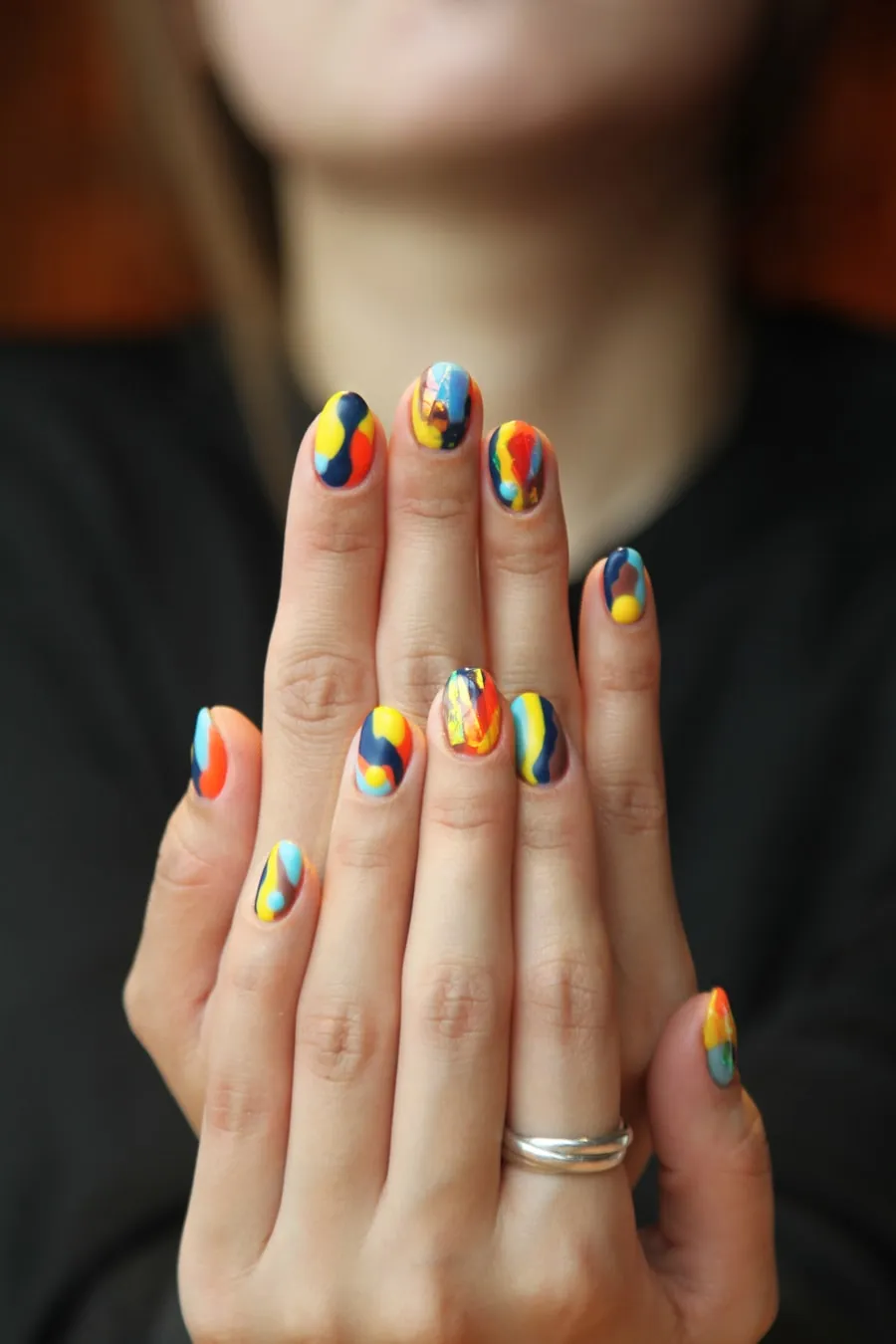 Nail art artístico multicolor pintado a mano